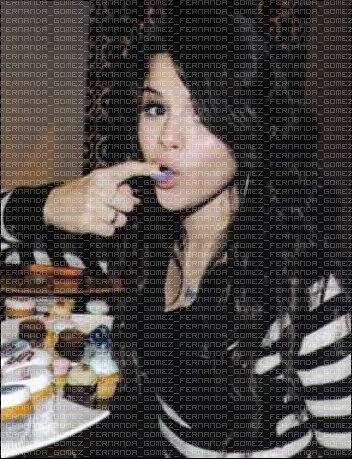 selena gomez rare pics 2011. Selena Gomez Rare, trade?