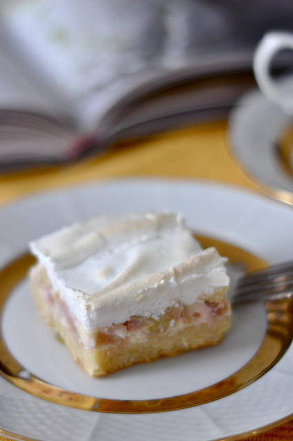 rabarbri-beseekook/rhubarb and meringue cake