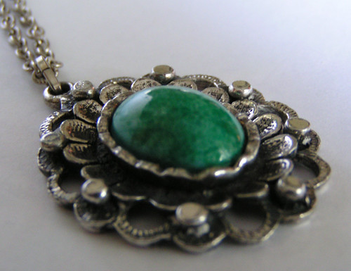 Halsband med grön sten.