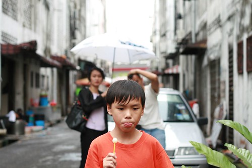 Ming Wei with his lolipop. Behind him: James Lee and Kimmy.