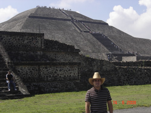 Juan @ Piramide del Sol, Teotihuacan, Mexico