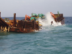 蘭嶼觸礁擱淺的海上工作平台；圖片來源：台東縣港務局。 