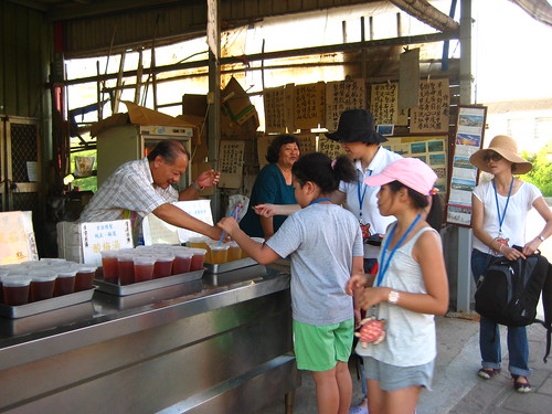 營隊體驗當地特色小吃，為在地社區帶來經濟收益；圖片提供：洪博彥