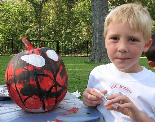 Fun and easy ideas for hosting a Halloween Pumpkin Painting party for kids! Free Printable Invitations. LivingLocurto.com