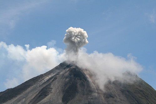 Volcan Arenal en erupcion