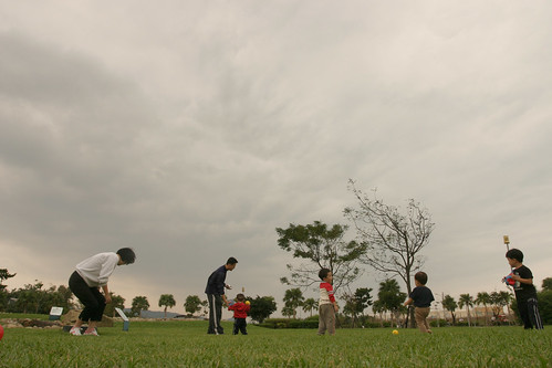 你拍攝的 13行博物館:草地棒球:一起玩球。