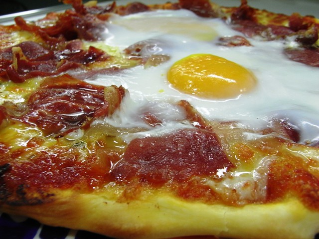 Detalle de la Pizza de Jamón Ibérico con Huevo Campero