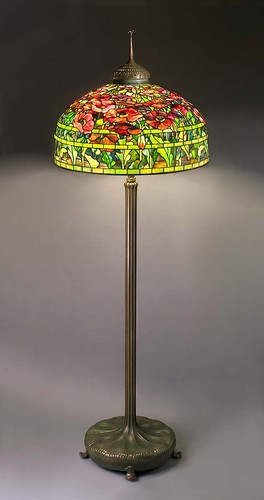 002-Lámpara de pie con decoración en tulipa de flores de adormidera, posterior a 1906, de vidrio con plomo y bronce
