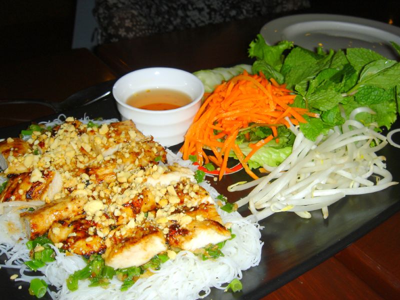 Steamed Vermicelli with Rice Paper Wrap (chicken)