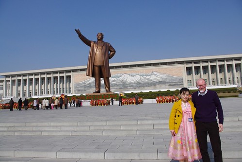 Kim Il Sungstatue, Our guide Muang Un Byol & Me