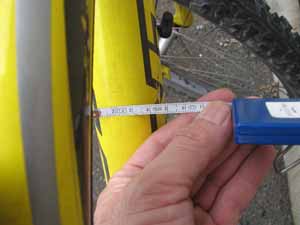自転車のチューブの直径を測る