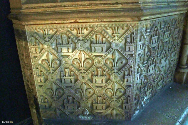Bas-reliefs à l'entrée, avec la fleur de lys, symbole de la royauté