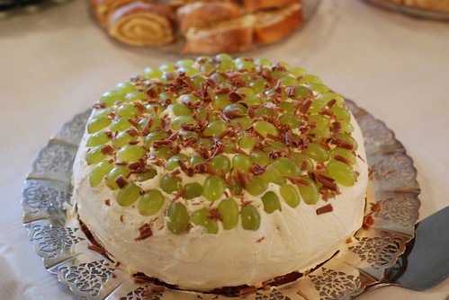 cake with grapes