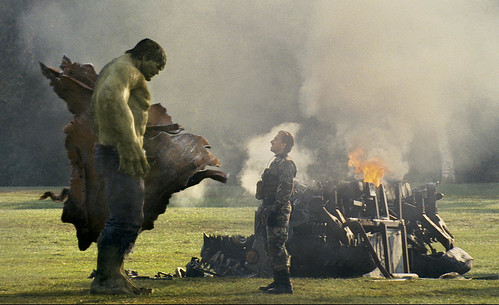 Hulk frente a un soldado