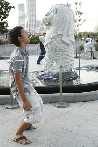 Drinking from the Singapore Merlion 4