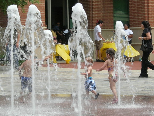 Kids playing in the fountain - looks like fun...