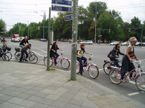 Gente en bici en Berlín