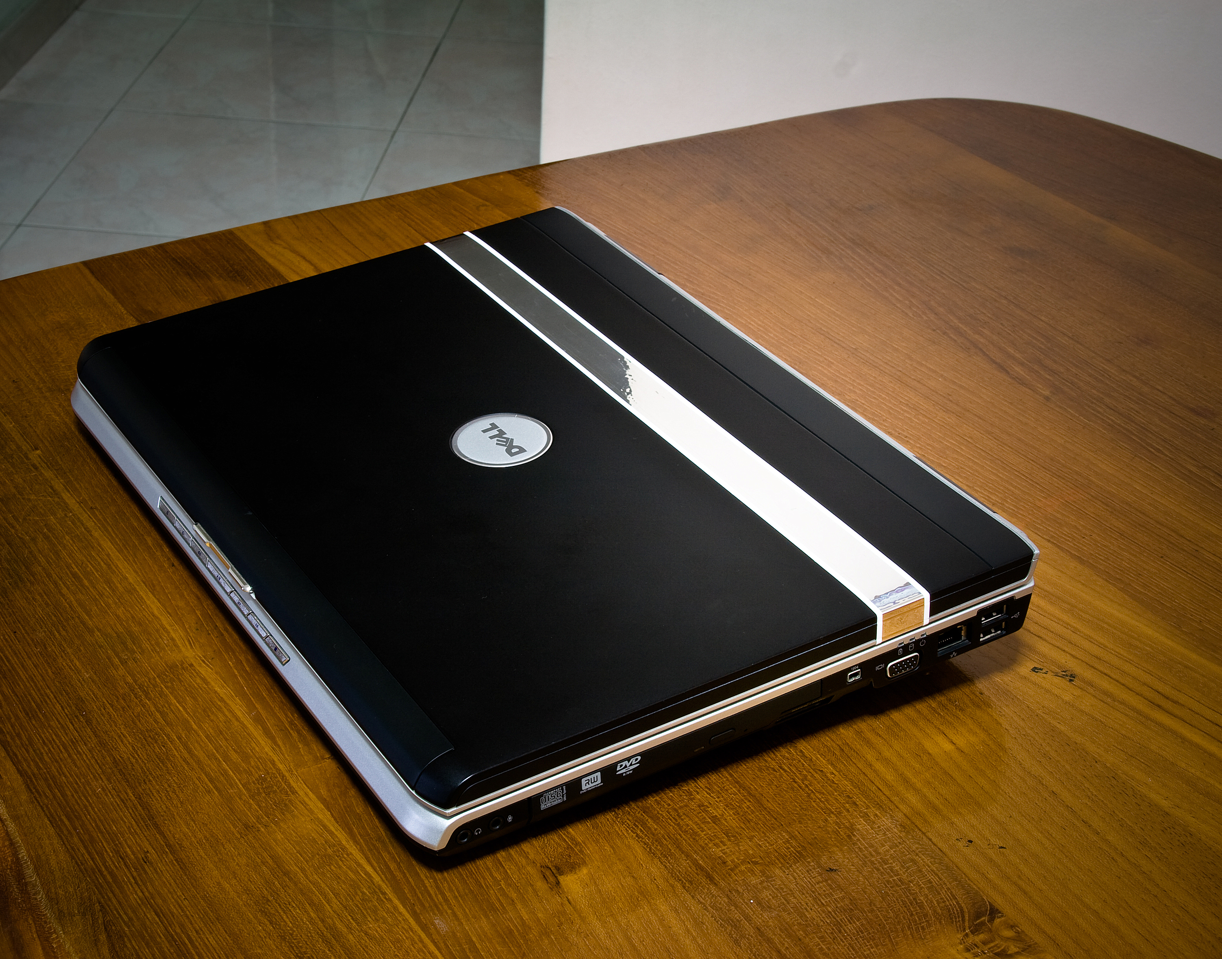 Dislike your boring looking Jet Black laptop? Here's a simple mod