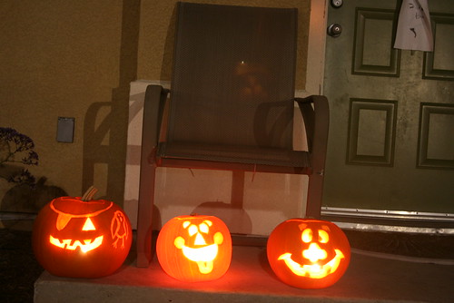 punkins without flash on a sturdy surface