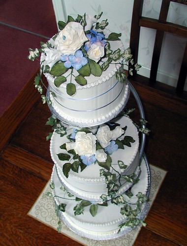 Royaliced wedding cake with sugar roses hydrangeas and ivy