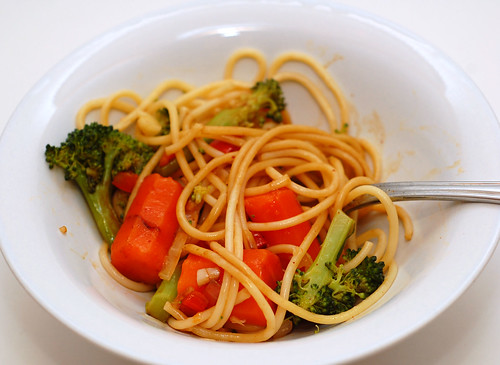 Pasta with Vegetables and Garlic Red Bell Pepper Sauce