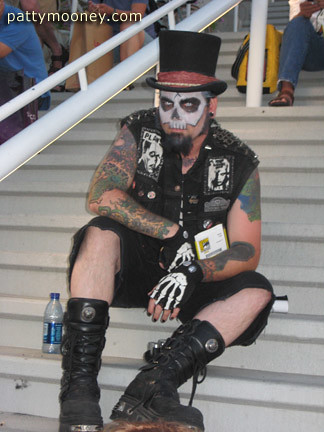 Man with Top hat and tattooes on the stairs outside San Diego Convention 