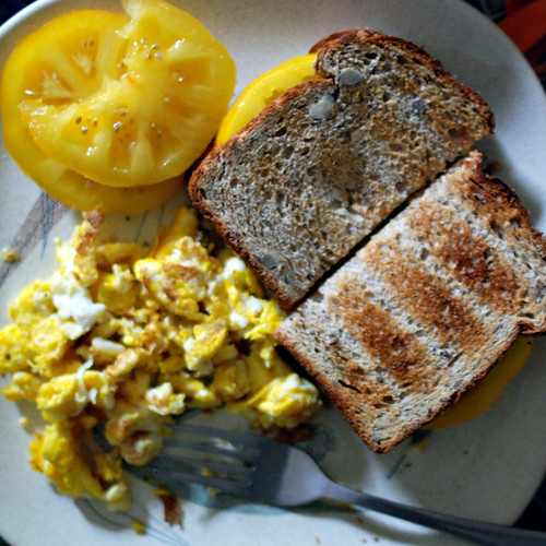eggs and tomato sandwich