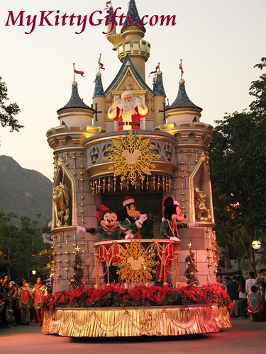 Hello Kitty'c View of Mickey & Minnie Parade Cart in 'Let it Snow' Christmas Parade, Hong Kong Disneyland
