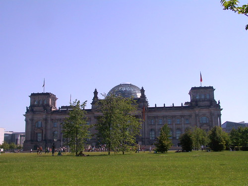 Wiese mit Reichstag