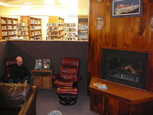 Harry trabajando en la biblioteca de Nenana