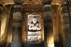 アジャンター石窟内仏像。仏像の高さは2.5mくらい。