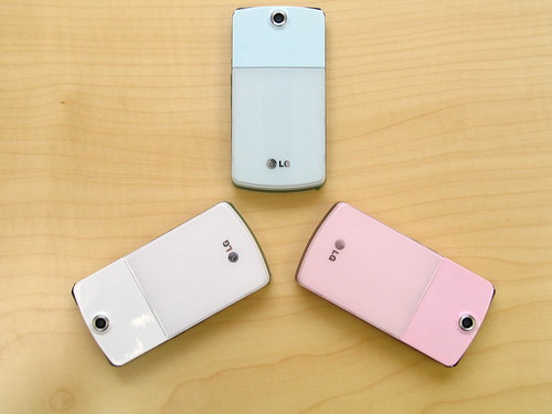 設有三種機身顏色：珍珠白、粉紅和粉藍，而且整體設計頗有日本 FOMA 手機的感覺。