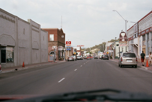 La Historic Route 66 al seu pas per una ciutat