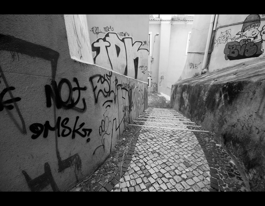 escadas em alfama - grafitti