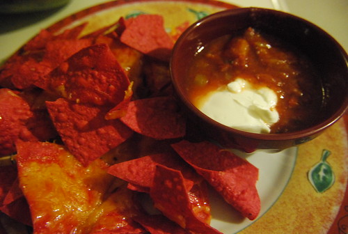 Cheesy chips with salsa and yogurt