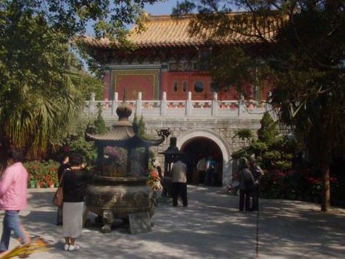 Hong Kong December 2004 - Polin Monastery 04