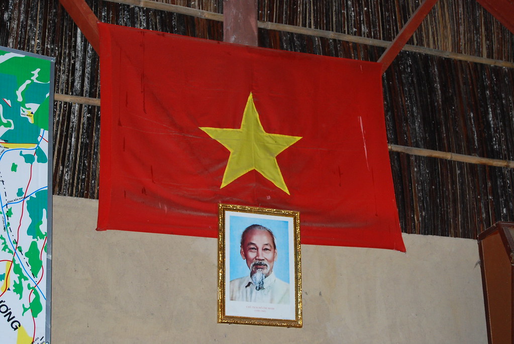 La bandera vietnamita y Ho Chi Minh