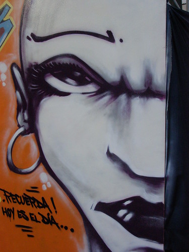 graffiti of a female face, frowning, serious, strong, with the caption 'recuerda! hoy es el dia!'