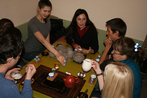 Завершаются наши мастер-классы чаепитием с отличным чаем и особенным чайным мороженым.
