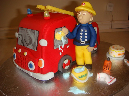  Fireman Sam fire engine cake 3 front 