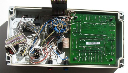 Imagen: Vista posterior del panel frontal con los selectores de frecuencia de medida, escala y placa del medidor de nivel.