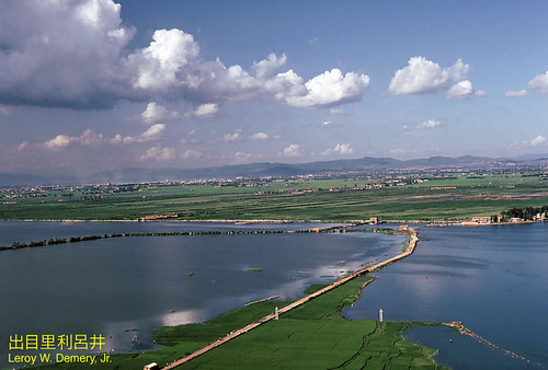 Leroy W. Demery, Jr. 拍攝的 View of Dīan chí (滇池) lake, causeway and ferry location。