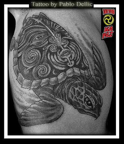 Tatuagem de tartaruga marinha com rosto tatuado no casco estilo Maori 