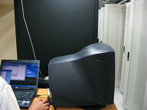 電腦主機 HP ES40 終於搬到 IDC 機房 http://www.flickr.com/photos/anchime/2891499441/