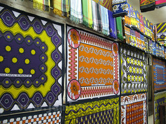 Kangas en una tienda en Biashara Street en Mombasa