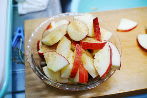 りんごとプルーンに砂糖を混ぜます