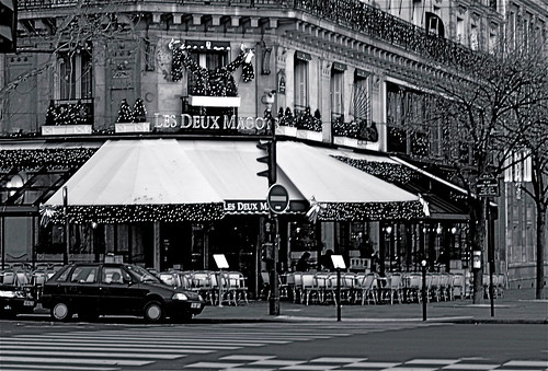 Brasserie " Les Deux Magots " Place St Germain des Près ---Paris noir et blanc por regis frasseto.