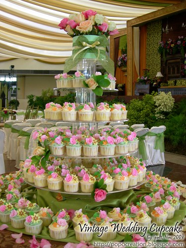 Vintage Wedding Cupcake Buket karangan bunga yang letaknya di tiers paling 