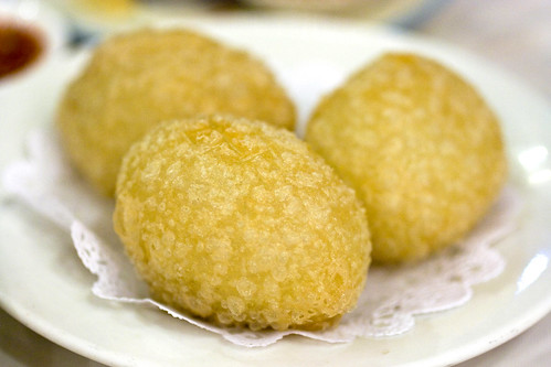 Haam sui gaau (Fried salty dumplings)