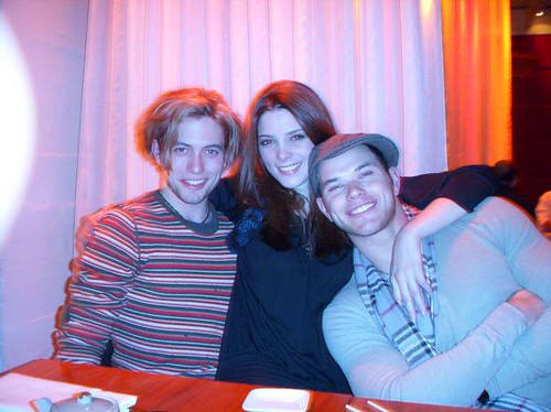 Twilight: Ashley Greene (Alice), Jackson Rathbone (Jasper), and Kellan Lutz (Emmett) Hanging Out On Set von vball * LoveR.